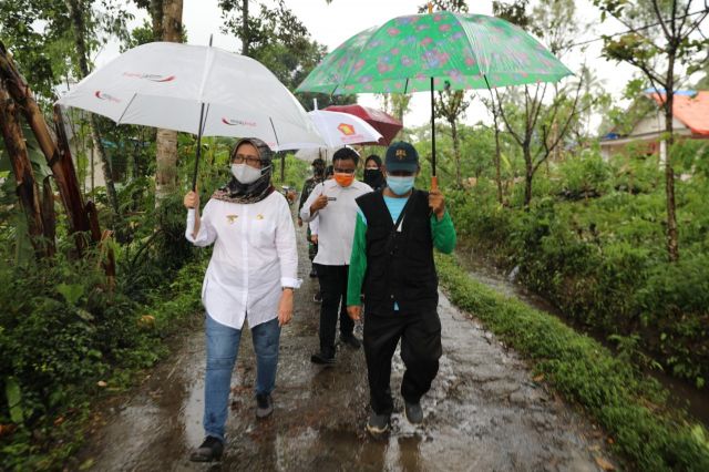 medium_28012021_-_Bunda_Indah_tinjau_korban_puting_beliung