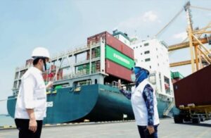 medium_Yakinkan-Investor-Emil-Dardak-Tinjau-Terminal-Petikemas-Surabaya-696x456