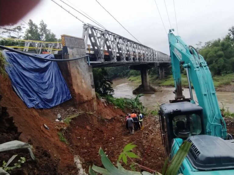 22-06-01-Sisi-Barat-Jembatan-Tajum-Longsor-Kendaraan-Tonase-Besar-Dialihkan-ajibarang-radar-banyumas-