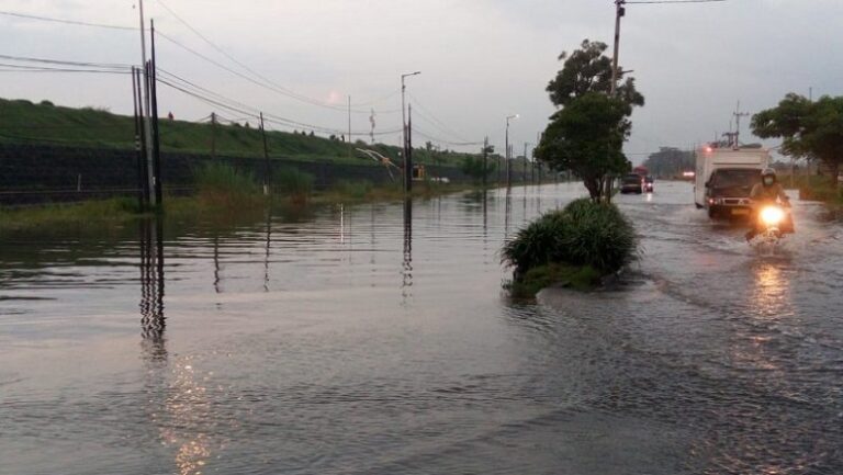 jalan_raya_porong_yang_terendam_banjir