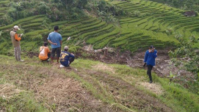 tanah-longsor-di-lahan-persawahan-dusun-kemendung-desa-penanggungan