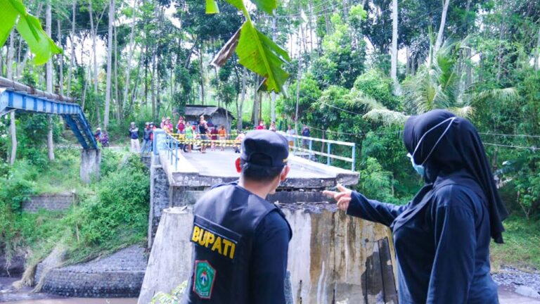 Bupati Lumajang Tinjau Langsung Warganya Terdampak Banjir